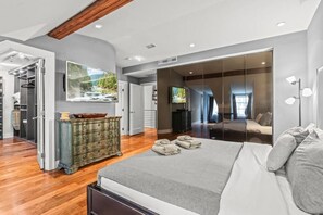 3 bedrooms, iron/ironing board, travel cot, WiFi - Luxury Home | Old City | Hosted StayRafa | Parking (Philadelphia)