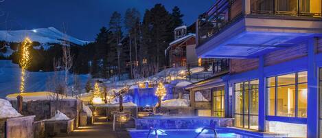 Inomhuspool och utomhuspool