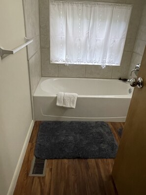 Hair dryer, towels, soap, toilet paper - Caban YnY Coed  “Welsh” Cabin in the Woods No cleaning fee and Taxes all include (Gallia County)