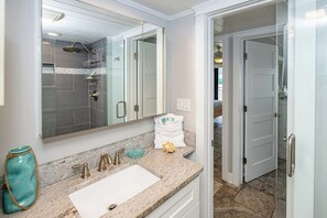 Douche, sèche-cheveux, serviettes fournies