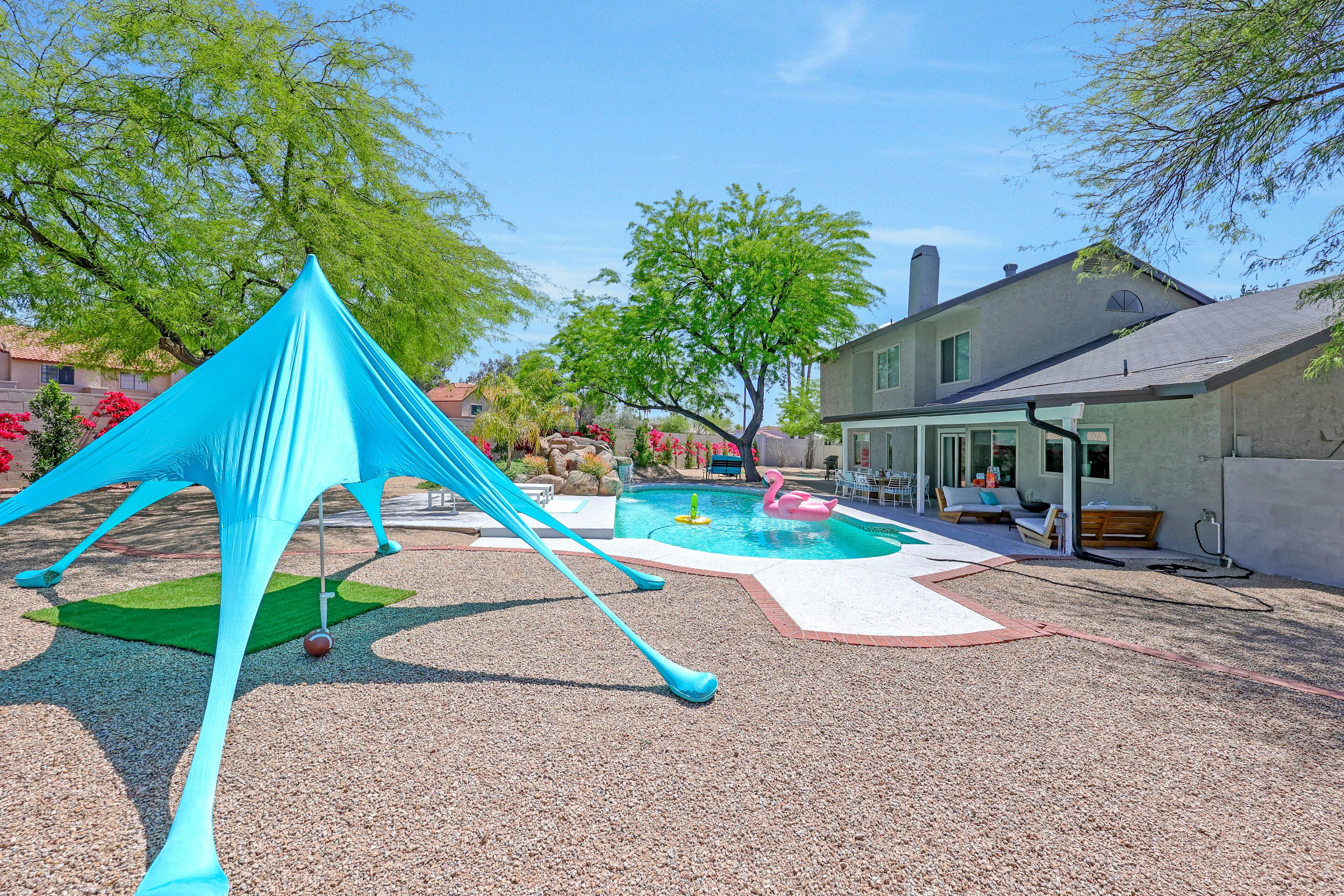 Spacious & Bright ~ 5⭐️Location ~ Pool ~ Office!