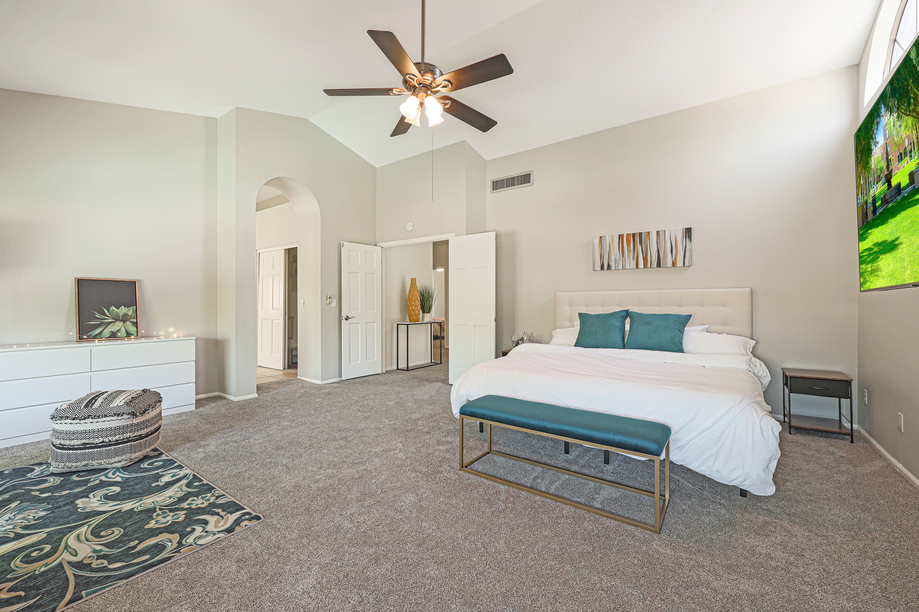 Spacious & Bright ~ 5⭐️Location ~ Pool ~ Office!