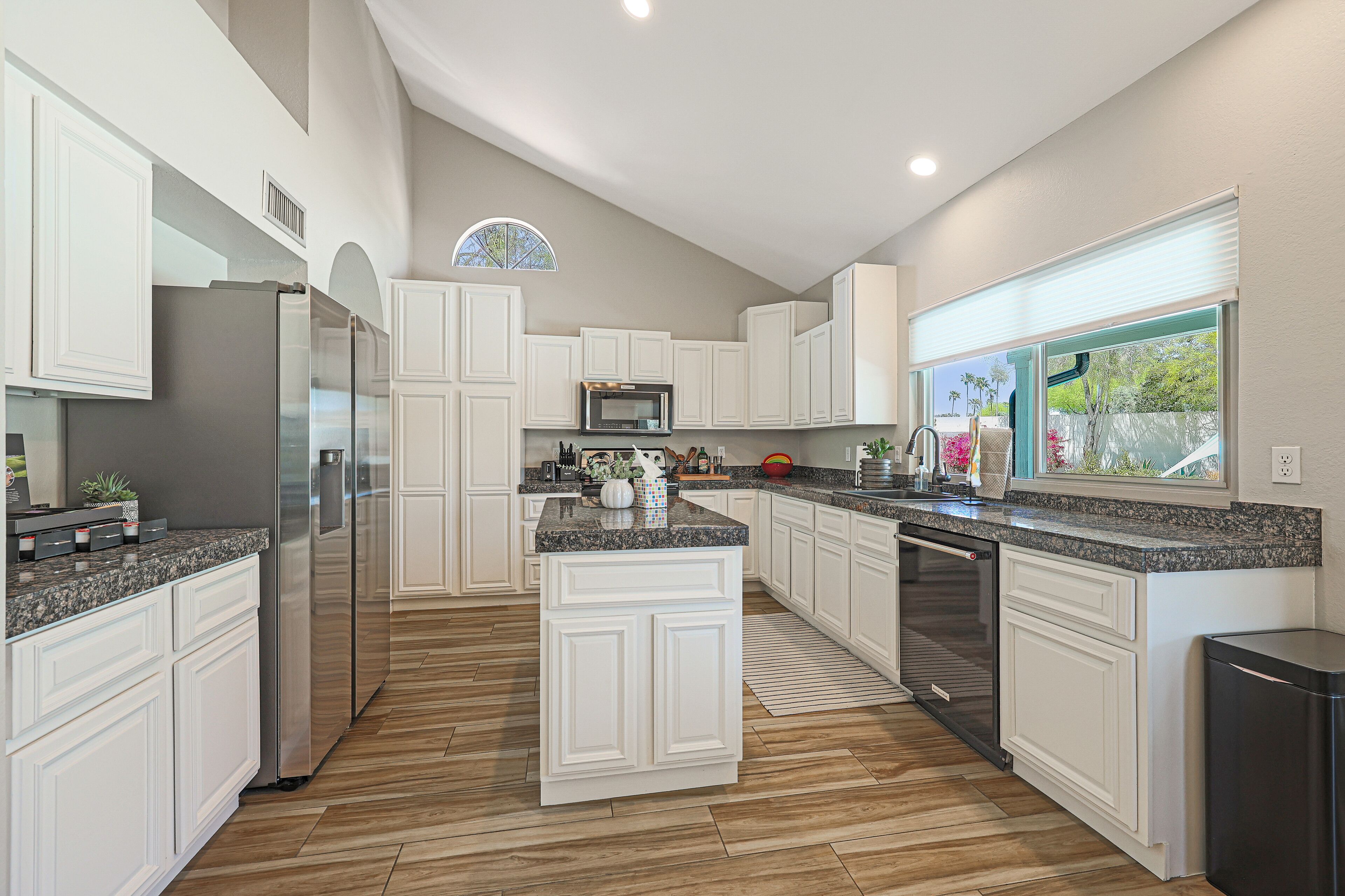 Spacious & Bright ~ 5⭐️Location ~ Pool ~ Office!