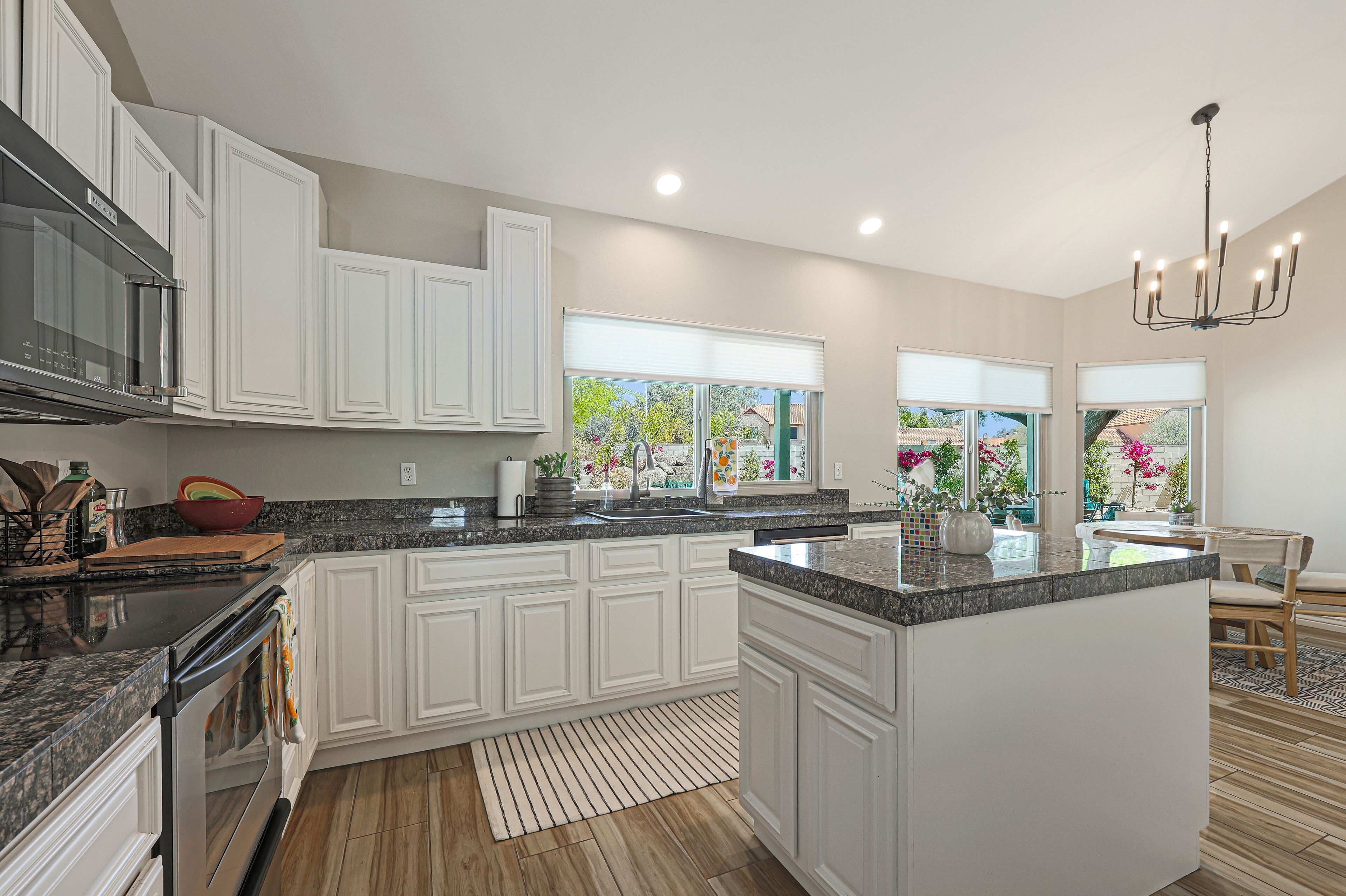 Spacious & Bright ~ 5⭐️Location ~ Pool ~ Office!