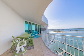 Outdoor dining - Stunning Penthouse Four Bedroom Condo with Bay and Pool Views. Complimentary Boat Slip! (Orange Beach)
