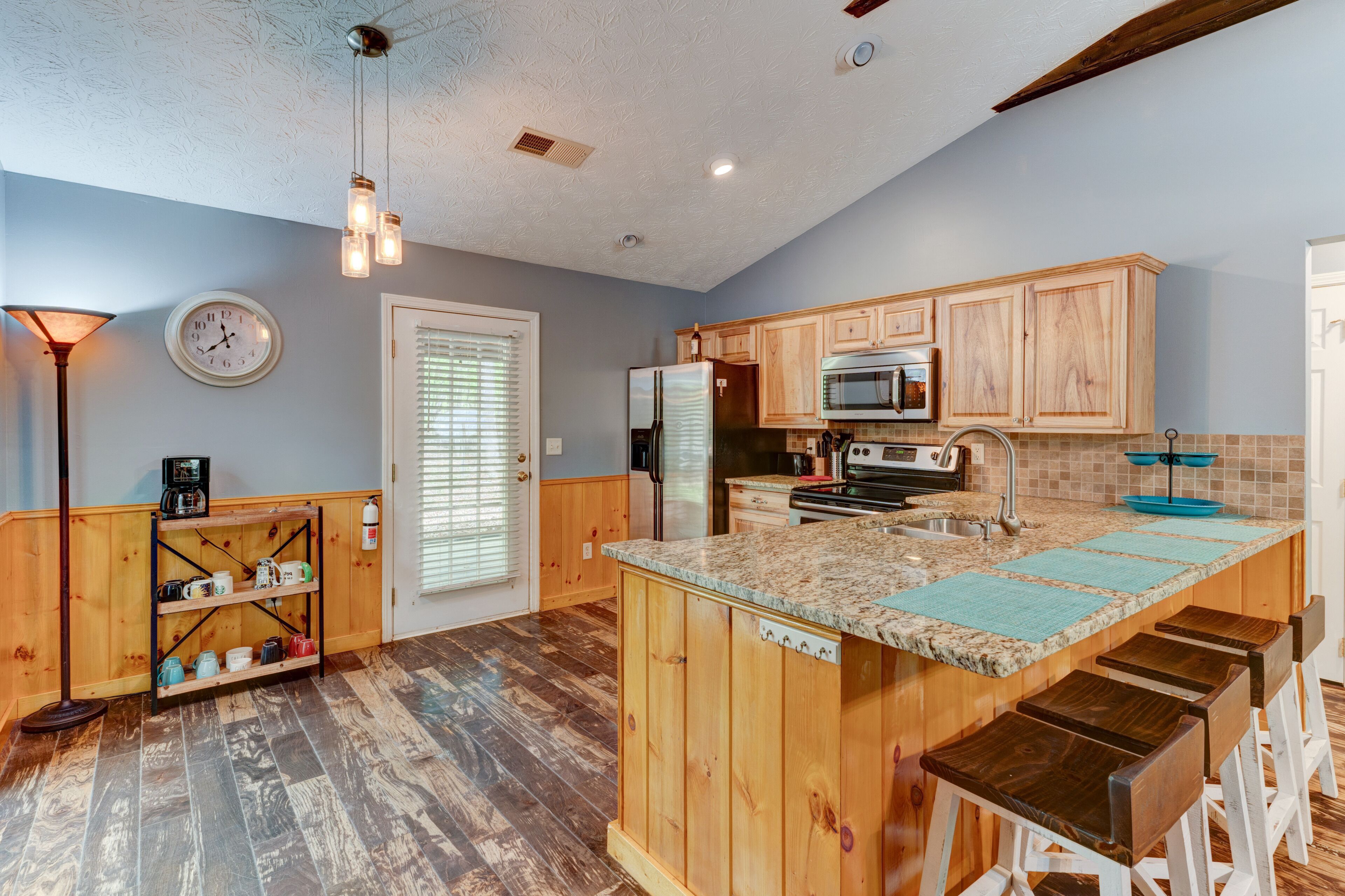 Dog friendly Mountain cottage near town l Pool~Firepit & Games l Gas Fireplace!