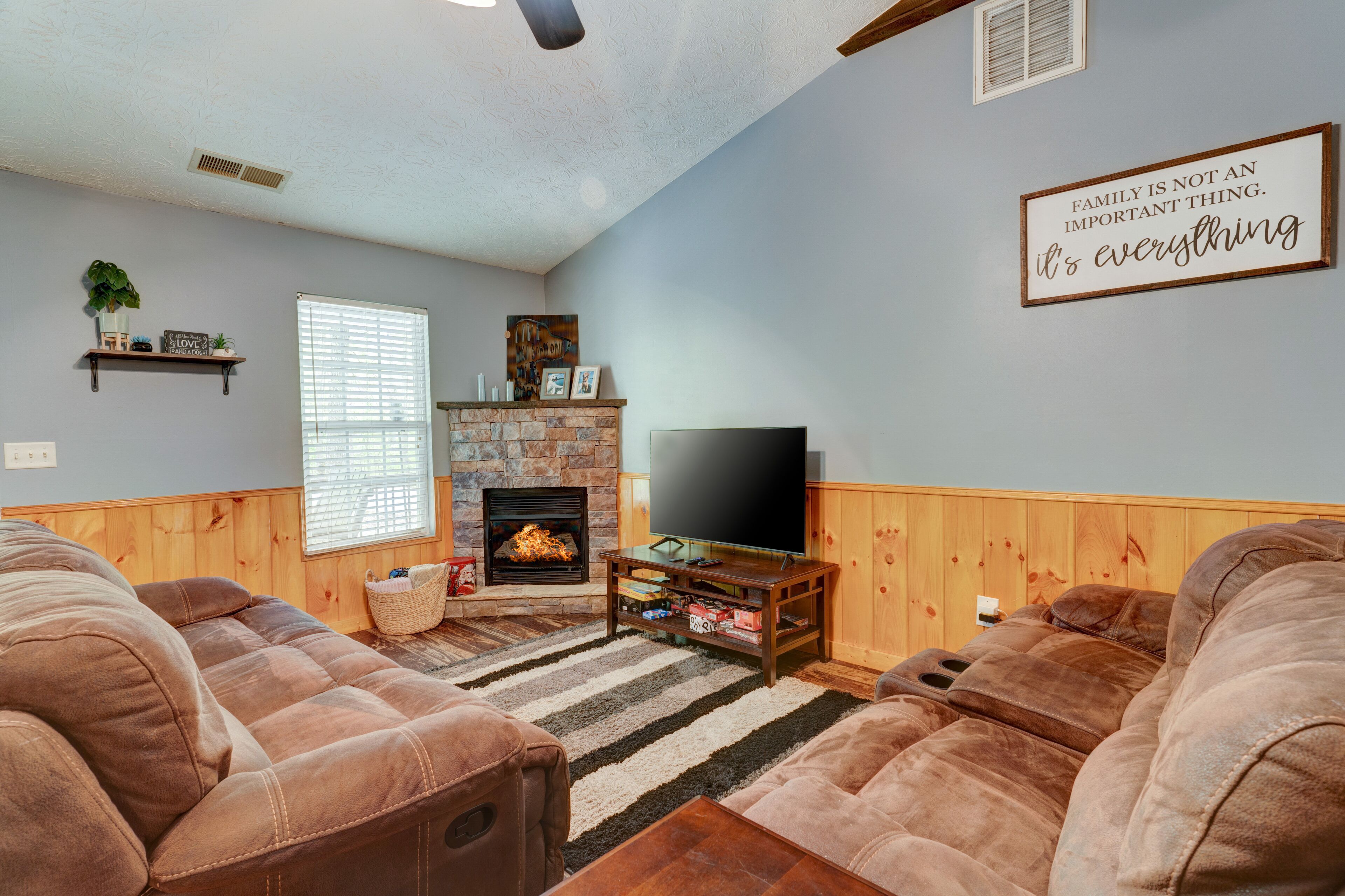 Dog friendly Mountain cottage near town l Pool~Firepit & Games l Gas Fireplace!