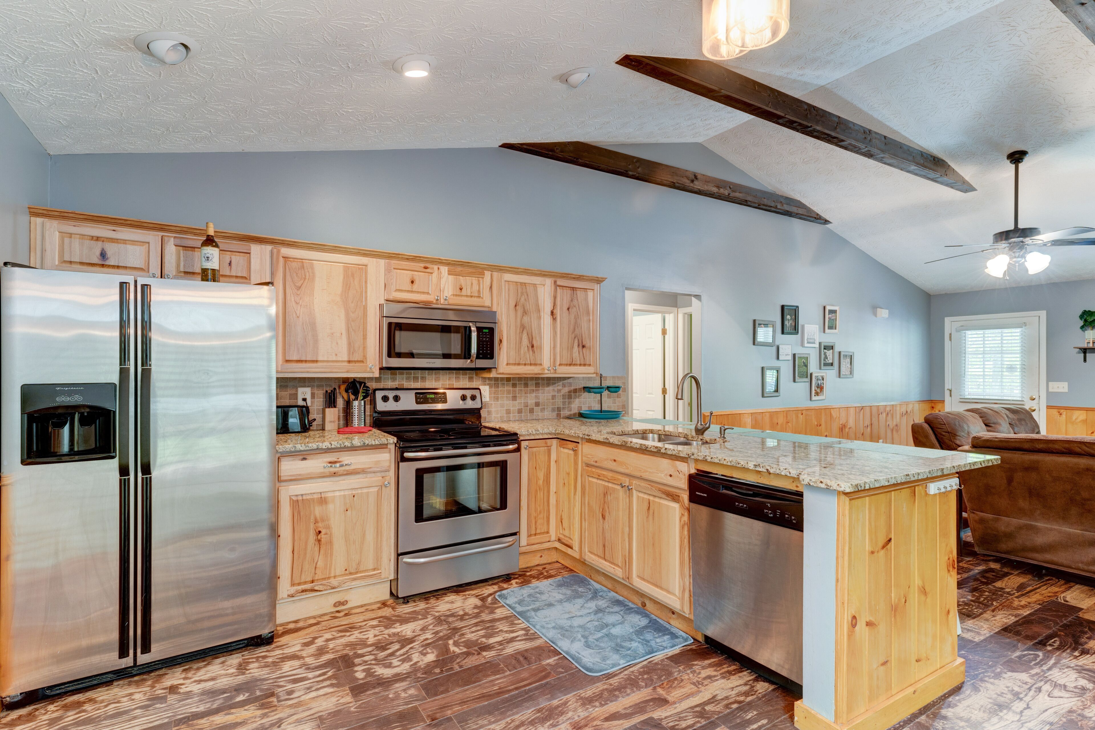 Dog friendly Mountain cottage near town l Pool~Firepit & Games l Gas Fireplace!