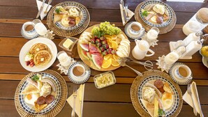 A breakfast buffet with various dishes and beverages. - Loma de Sion (San Francisco de Macorís)