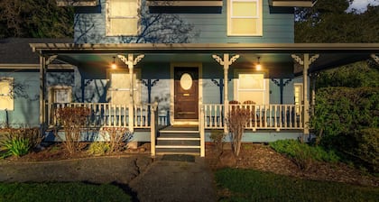 Healdsburg, sleeps 10, pool, hot tub, gardens, BBQ, Vineyard Views