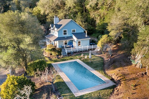 Relax & Gather: Healdsburg Farmhouse for 10 with Pool, Hot Tub & BBQ