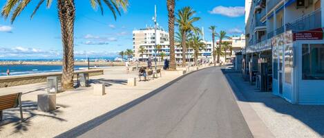 Una spiaggia nelle vicinanze