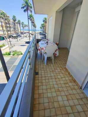 Outdoor dining - 2-Bedroom Apartment Close to the Beach, Shops, Entertainment  5CDUSUD1 (CANET PLAGE)