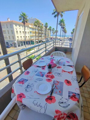 Outdoor dining - 2-Bedroom Apartment Close to the Beach, Shops, Entertainment  5CDUSUD1 (CANET PLAGE)