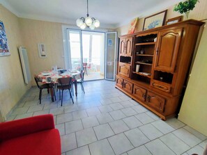 Interior - 2-Bedroom Apartment Close to the Beach, Shops, Entertainment  5CDUSUD1 (CANET PLAGE)
