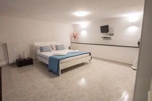 1 habitación, tabla de planchar con plancha y cuna de viaje 