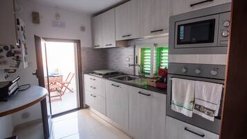 KĂŒhlschrank, Mikrowelle, Ofen, Herdplatte