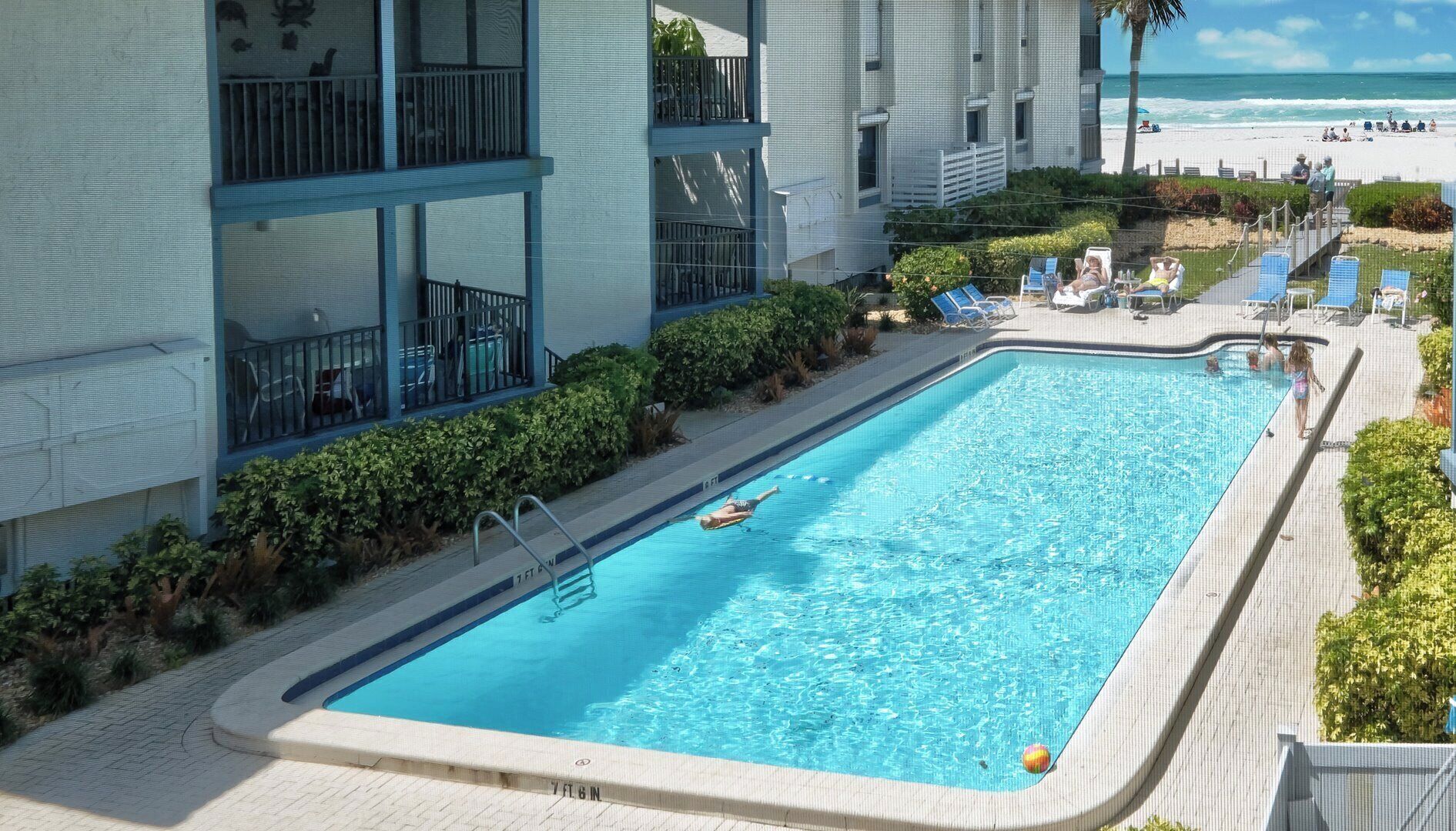 Una piscina al aire libre, una piscina climatizada