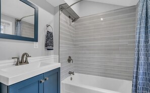 Dusche, Haartrockner, Handtücher, Toilettenpapier