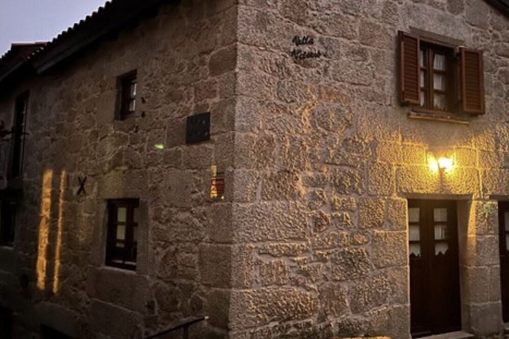 Country house, in Historic Village, traditional granite house/Castelo Novo.