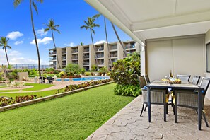Outdoor dining - Sleek ground-floor 2bd condo in West Maui (Lahaina)