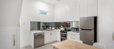 Geladeira, micro-ondas, fogão, cooktop