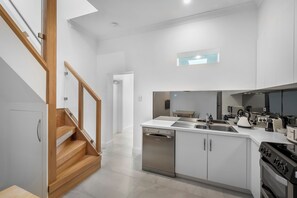 Fridge, microwave, oven, stovetop - Brisbane Terrace - Hobart Inner City - Free Parking - Free WIFI (Hobart)