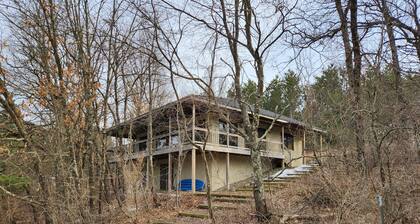 Guest house on secluded 120 acre property minutes from Chain 0' Lakes