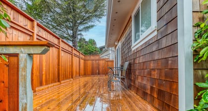 Seaside cottage with deck, washer/dryer, full kitchen, & great location