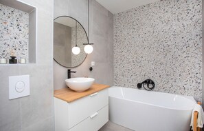 Bathtub, hair dryer - Beautiful home in Rasa (Rasa)