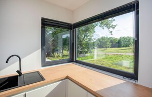 Kühlschrank, Ofen, Geschirrspüler, Wasserkocher mit Kaffee-/Teezubehör