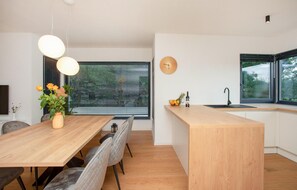 Kühlschrank, Ofen, Geschirrspüler, Wasserkocher mit Kaffee-/Teezubehör