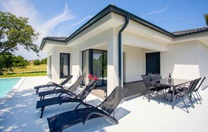 Outdoor dining - Beautiful home in Rasa (Rasa)