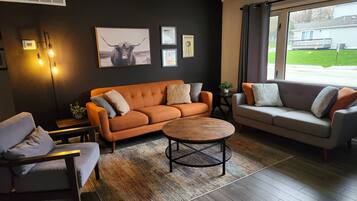 Téléviseur connecté, table de baby-foot, table de ping-pong