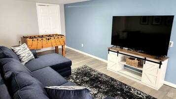 Smart TV, futbolito y tenis de mesa