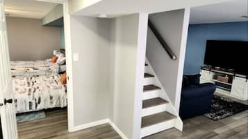 4 多间卧室、办公桌、熨斗/熨衣板、旅行婴儿床