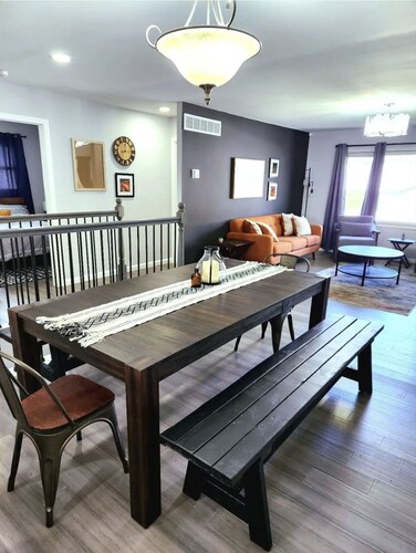 Modern Home, Sleeps 10, Near Downtown and VU, over 2000 sqft