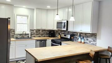 Réfrigérateur, four à micro-ondes, un four, surface de cuisson