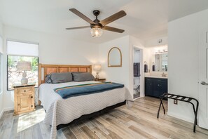 3 chambres, bureau, fer et planche à repasser, lit de bébé portatif