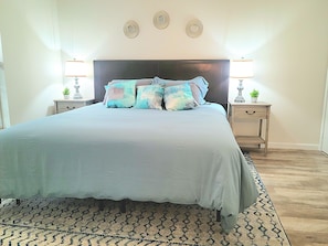 2 bedrooms, desk, free WiFi, bed sheets - Walk to Water - Close to Boat Launch - Rotary Park - Garage - Bring Boat & Toys! (Bullhead City)