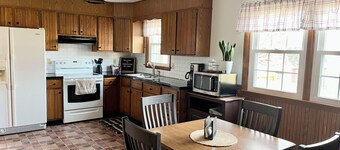 Country Getaway, 2- bedroom, Jacuzzi, fire ring
