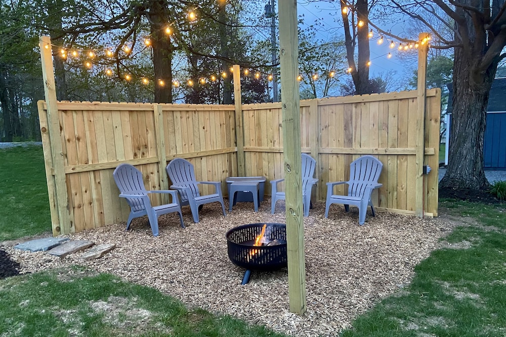 Country Getaway, 2- bedroom, Jacuzzi, fire ring