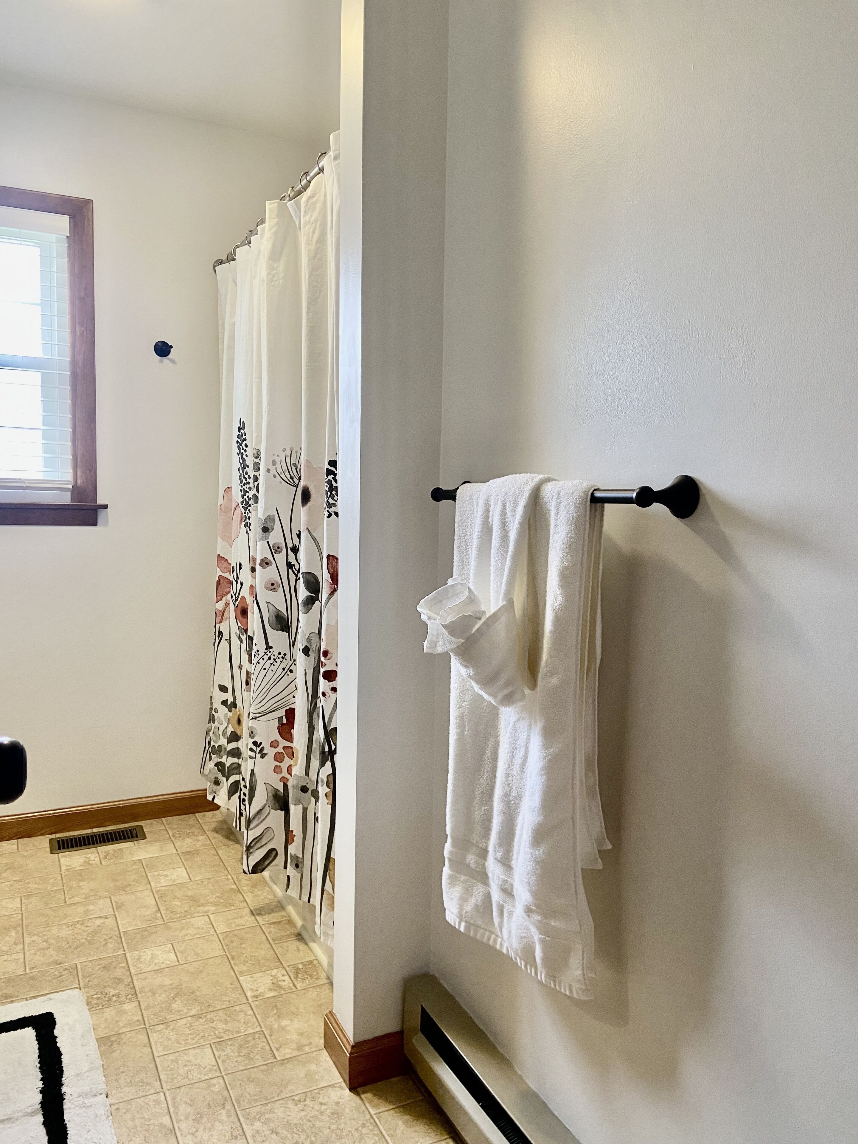 Country Getaway, 2- bedroom, Jacuzzi, fire ring