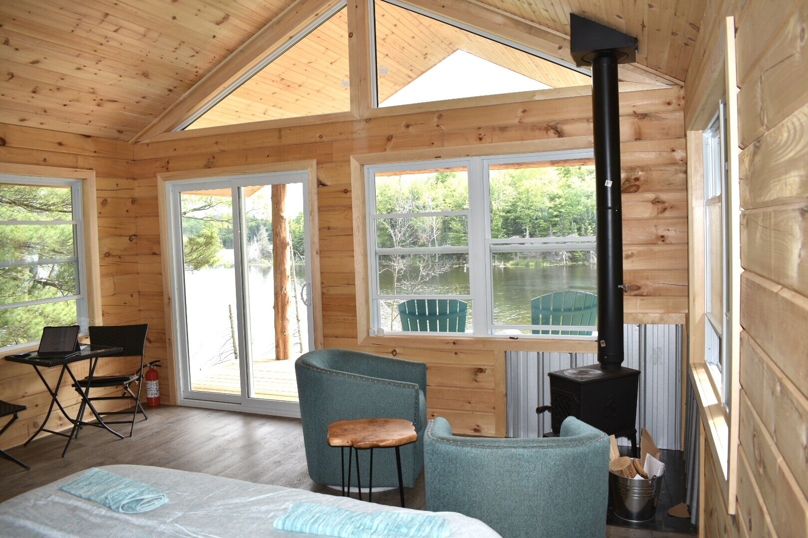 Romantic secluded cottage on private lake