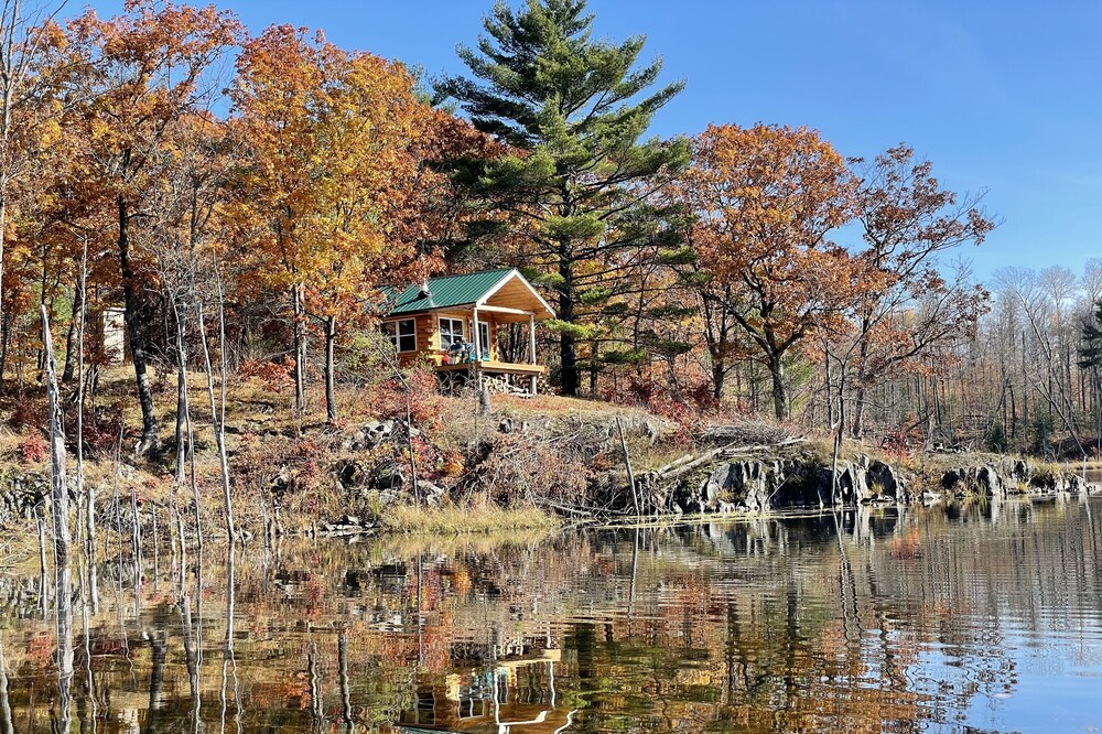 Romantic secluded cottage on private lake