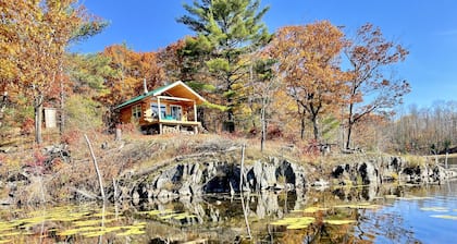 Romantic secluded cottage on private lake