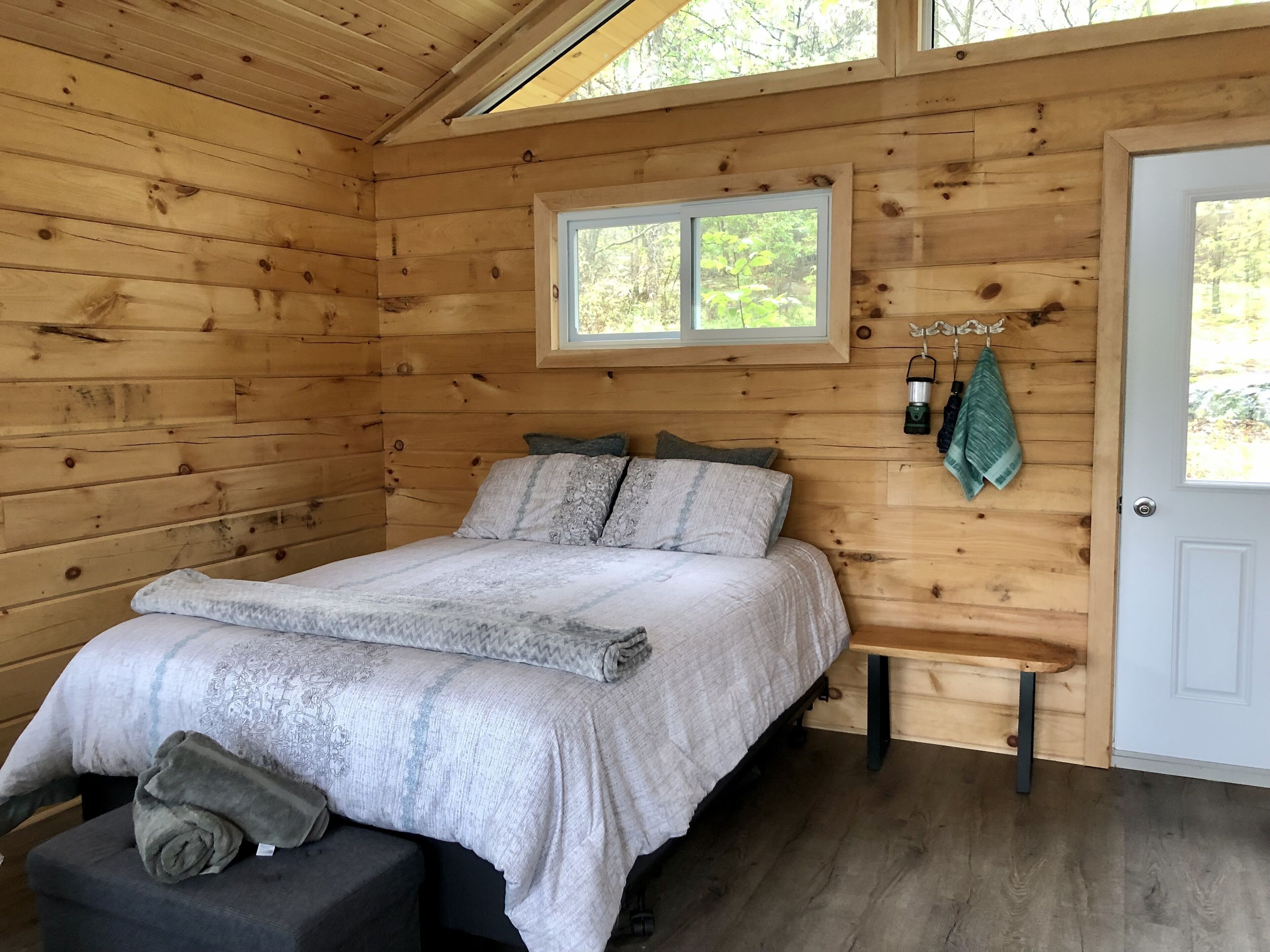 Romantic secluded cottage on private lake