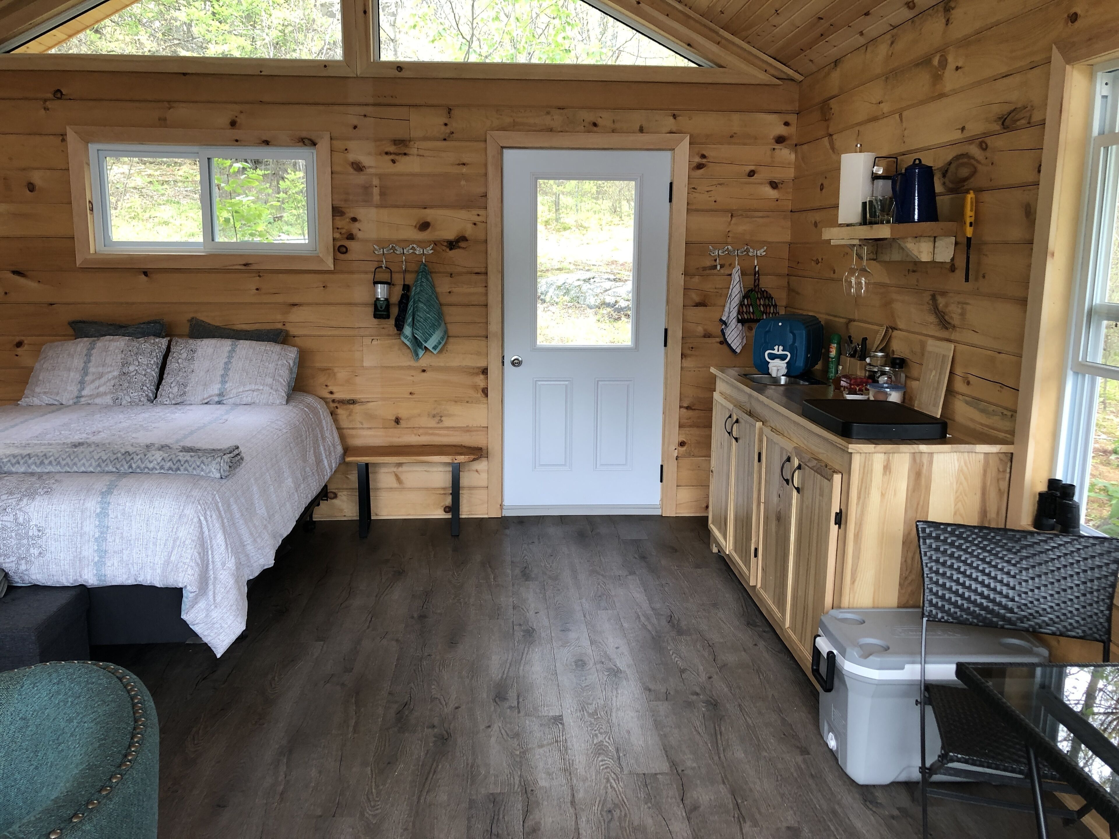 Romantic secluded cottage on private lake