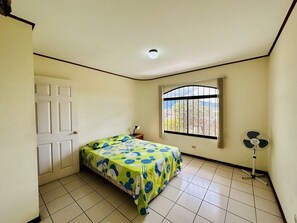 2 slaapkamers, een kluis op de kamer, een bureau