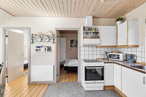 Fridge, oven, stovetop, dishwasher - Holiday apartment with pool on Bornholm (Gudhjem)